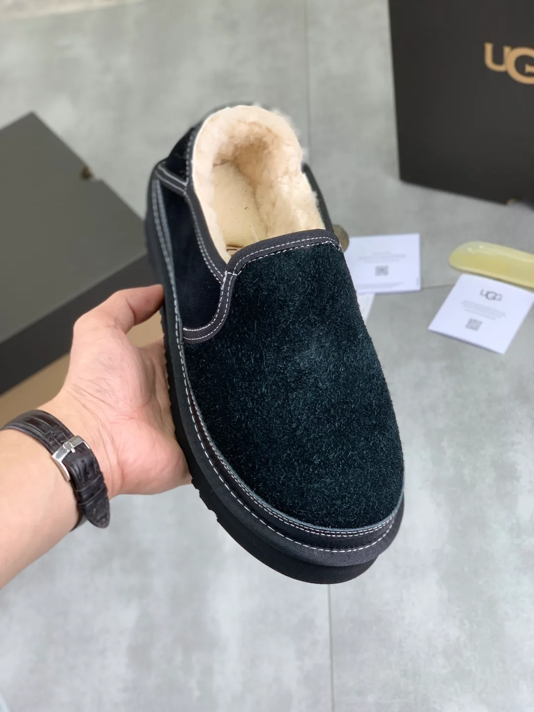 Men's men's shoes 💰P480 New top version UGG 2025 autumn and winter new high-top casual shoes new series Ansley Mules Fashionable and comfortable shallow flat slip-on casual loafers ✨ Classic suede cowhide with 10mm wool lining Insole suede collar Soft and comfortable ❤️ Decorated with UGG classic heat embossed brand logo on the back side Full texture Lightweight rubber sole Anti-slip, wear-resistant and comfortable Color: Black Brown Size: 39-45